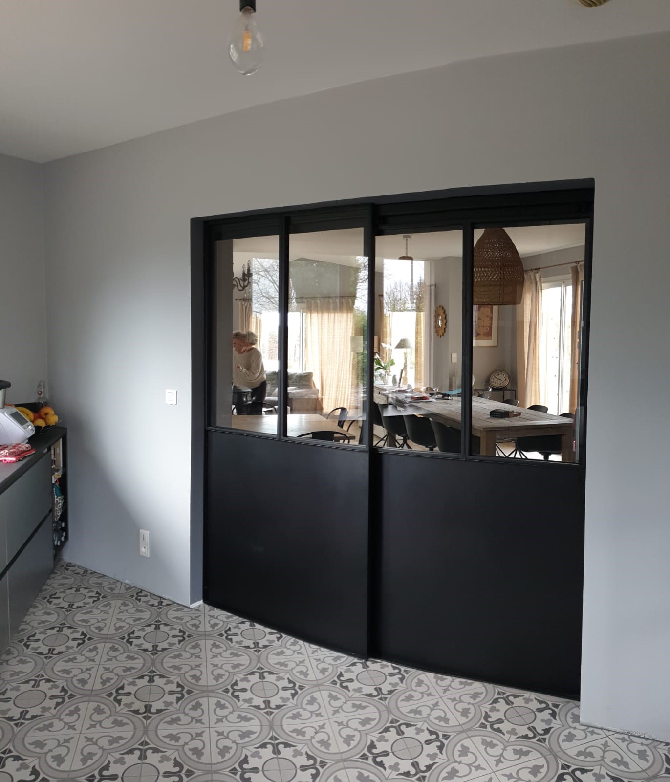 Réalisation d'une porte type verriere pour séparation entre salon et cuisine